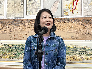 (影)世界閱讀日 吳思瑤送書給藍白立委「讓閱讀緩解暴戾之氣」