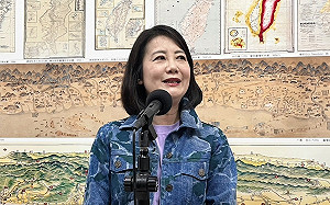 (影)世界閱讀日 吳思瑤送書給藍白立委「讓閱讀緩解暴戾之氣」