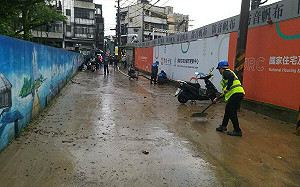 台北崇德好室基地旁道路淹水 住都中心緊急抽調機具排水