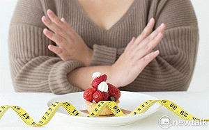 「每天吃點零食」恐讓減肥無效！醫揭關鍵：讓大腦對「高熱量食物」慾望增強