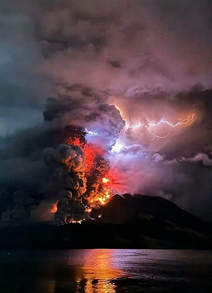 (影)印尼火山持續噴發 至少1.1萬人遭撤離 當局發布海嘯警報