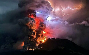 （影）印尼火山持續噴發 至少1.1萬人遭撤離 當局發布海嘯警報