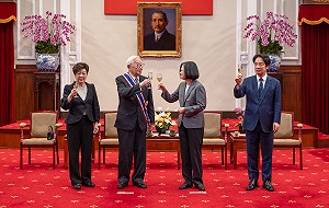 頒授張忠謀最高榮譽勳章 蔡英文感謝讓台灣扎實站穩世界舞台