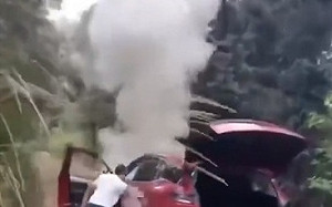 中國電動車「遙遙領先」!  BYD爬坡起火、SU7門自開、充電頭拔不下來