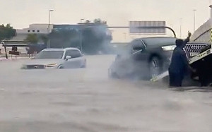 阿聯暴雨釀至少4死  杜拜國際機場逾千航班取消