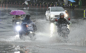 中國南方連日暴雨引發洪水 清遠高鐵站被淹