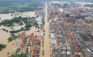 (影) 廣東罕見百年洪水! 山體滑坡土石洪水淹沒民宅 有一整個鎮失聯