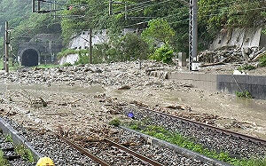 瞬間暴雨釀災！和仁－崇德土石崩落 台鐵：深夜前無法恢復