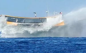 (影) 這是要殺了我們啊！菲「船海戰術」闖黃岩島 中船高壓水砲沖到漁民哀嚎