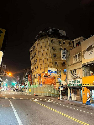 花蓮凌晨6.3地震後統帥大樓倒塌、富凱大飯店傾斜! 警消緊急封路
