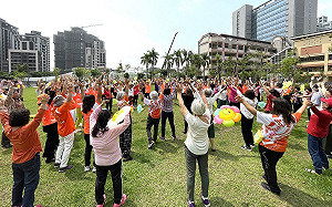 為「世界愛笑日」暖身！長者組隊表演空靈鼓 挑戰40天不間斷大笑