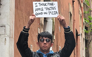 阿滴義大利街頭舉「這牌子」發聲！網嚇瘋：是去開戰的嗎？