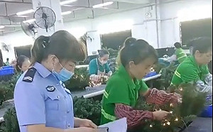 (影) 中國蔑視人權侵門踏戶！安裝監控軟體、搶電動車 民眾持菜刀對峙