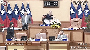 藍議員怨審查會抽籤不公搶籤筒  新北議長蔣根煌怒丟手機、爆粗口