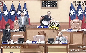 藍議員怨審查會抽籤不公搶籤筒  新北議長蔣根煌怒丟手機、爆粗口