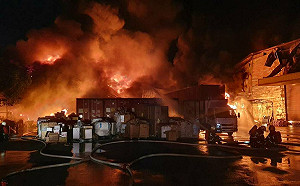 屏東「大家源」廠房大火！500坪家電倉庫付之一炬 業者估損失破億