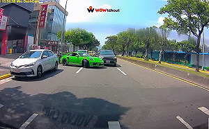 慢慢開也能出事！內湖休旅車撞上移動豪宅保時捷　警方曝下場