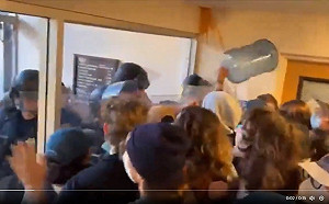 (影) 美大學反以抗議變暴力! 抗議者上街包圍警局 多人被捕