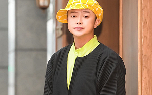 彈頭摸鯨魚惹議！名醫杜承哲貼鯊魚照嗆：手伸出去給牠們嚐嚐啊 