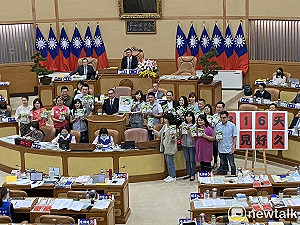 睽違316天侯友宜再進議會 新北民進黨團送「乖乖」:好久不見
