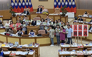 睽違316天侯友宜再進議會 新北民進黨團送「乖乖」：好久不見