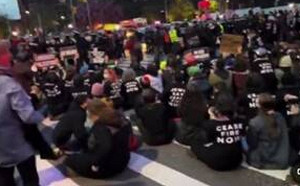 (影) 援以法案通過 挺巴民眾包圍參院領袖住宅 紐約市長機上被罵罵「F-你」