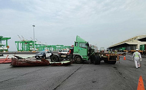 高雄港洲際碼頭貨櫃曳引車互撞 駕駛一死一過失致死送辦