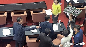 (影)黃國昌咆哮范雲「欠妳喔?」 沈伯洋還原前因後果:我手都口水