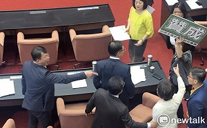 (影)黃國昌咆哮范雲「欠妳喔？」 沈伯洋還原前因後果：我手都口水 