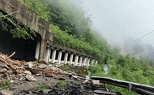 清理後又有坍方落石！中橫便道已連續封路3天