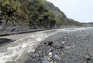 哈尤溪因雨河道沖刷  枯水期限定遊程提早結束
