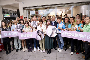 高雄服務處開幕人潮爆棚     黃捷感動喊「溫暖的後盾」