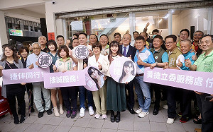 高雄服務處開幕人潮爆棚     黃捷感動喊「溫暖的後盾」