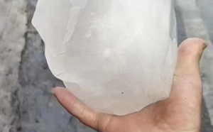 （影）廣東驚見龍捲風！天空閃5道白光 多地大風、大雨還降「雞蛋大」冰雹