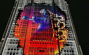 「哥吉拉」突襲東京都廳光雕秀 觀眾讚氣勢十足