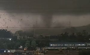 (影)中國廣州出現龍捲風釀5死33傷! 又下「比拳頭大」冰雹砸破屋頂