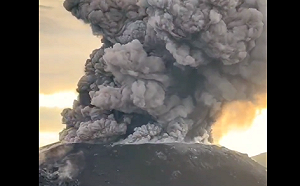 印尼東部火山噴發灰燼衝天際 當局示警未下令撤離