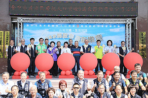 台中清水區人口創新高9萬人 盧秀燕送「九萬」麻將鑰匙圈