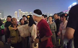 (影) 又「辱華」了! 2重慶女穿和服跳舞直播 遭大媽、大爺圍攻 : 間諜! 