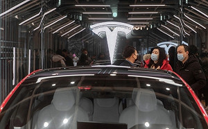 美股盤中大跌4.7%! 特斯拉再度大降價 馬斯克 : 只有傻瓜才相信建議零售價