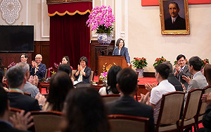 連8年調升基本工資　蔡英文：勞保會穩健運作