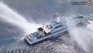 (影)黃岩島再現衝突!菲控中國4海警+6民兵船阻路 強力水砲攻擊、380公尺漂浮屏障