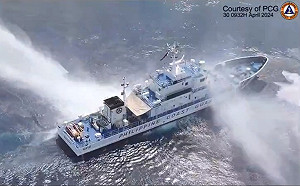 (影)黃岩島再現衝突！菲控中國4海警＋6民兵船阻路 強力水砲攻擊、380公尺漂浮屏障