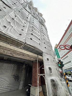 大雨強襲台中 大樓外牆拉皮工程鐵片砸傷人挨罰