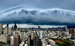 南高雄突出現壯觀「風暴前導雲」！鄭明典曬照曝成因