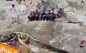 巴基斯坦巴士墜谷 已有20人喪生 還有多人受傷