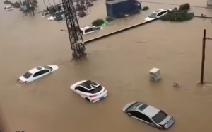 (影) 強對流天氣與暴雨來襲! 廣東中山災情慘烈 街道被水淹沒、汽車遭沖走
