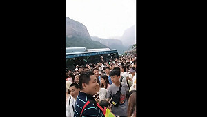 (影) 沒車送下山! 河南景區數萬遊客抗議遭滯留 憤怒砸毀服務中心
