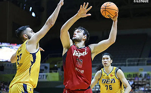 科倫紐克硬闖禁區　曾文鼎攔不住