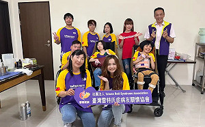 味全龍啦啦隊琪琪關心罕見雷特氏症女孩